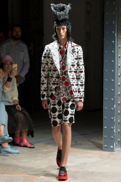 Look 16